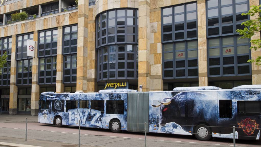 Ein Bus der Zugerland Verkehrsbetriebe in der Stadt Zug.