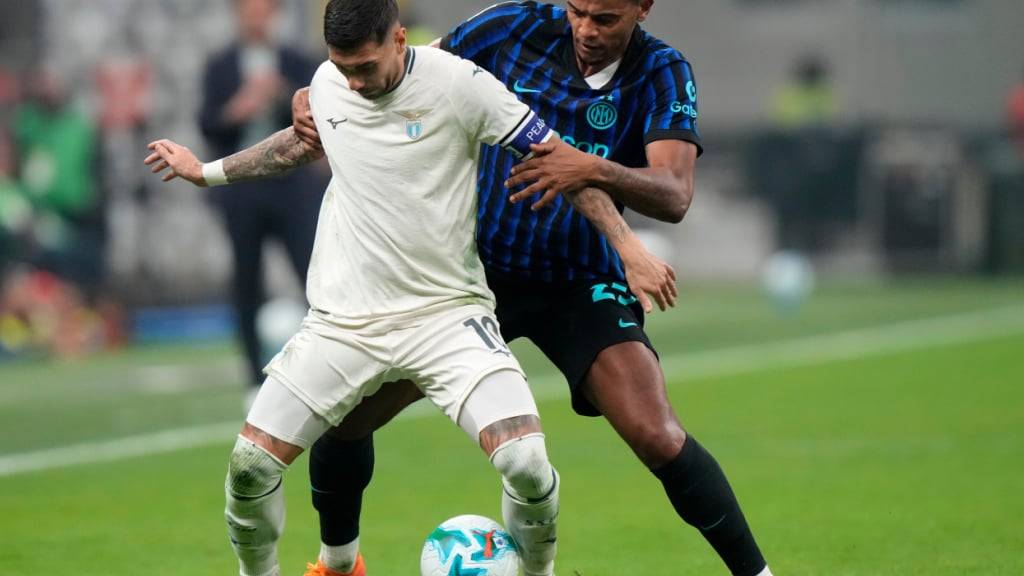 Manuel Akanji (hinten) und Yann Sommer liessen gegen Lazio Rom keinen Gegentreffer zu