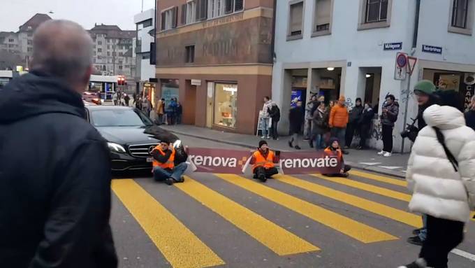 Klimaaktivistinnen und -aktivisten blockieren Strasse – Polizei trägt sie weg