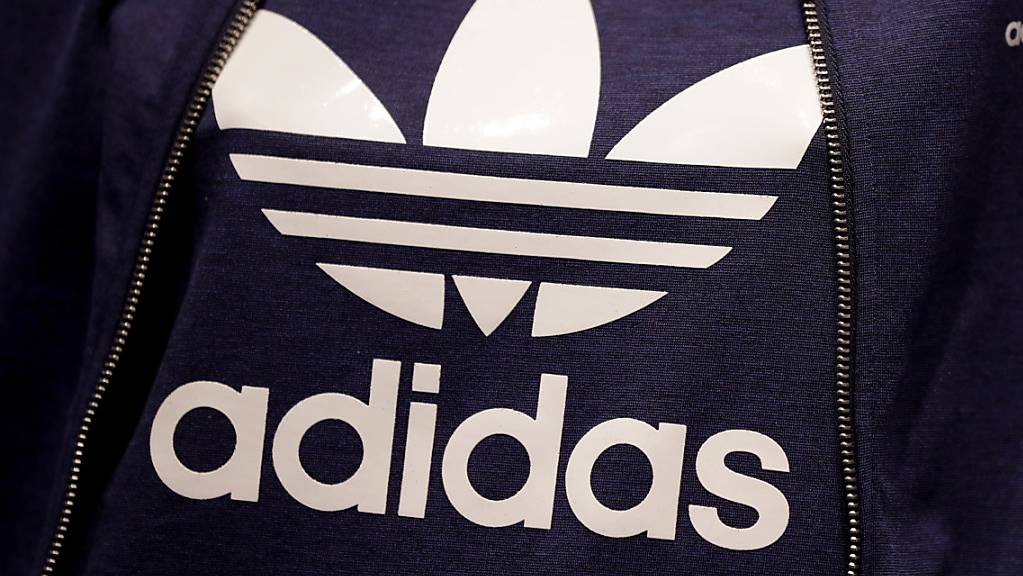 Der deutsche Sportartikelhersteller Adidas setzt den Höhenflug fort. Das Unternehmen mit den drei Streifen erwartet ein florierendes Weihnachtsgeschäft und damit ein weiteres Rekordjahr. (Archiv)