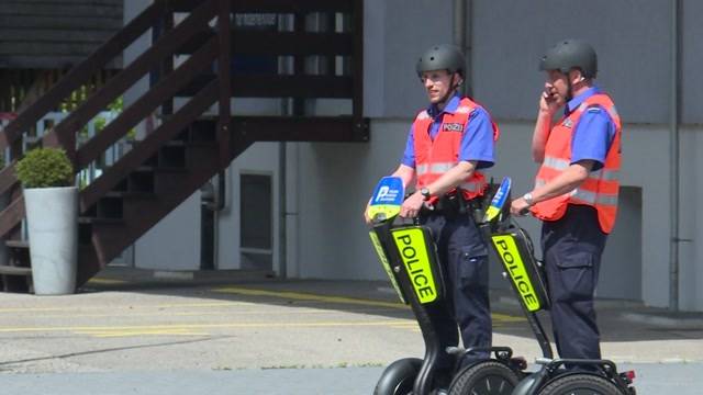 Polizei patrouilliert mit Segways am slowUp