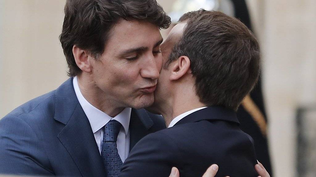 Justin Trudeau (links) und Emmanuel Macron umarmen sich vor dem Elysée-Palast.