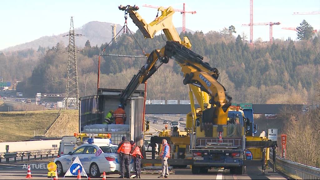 Monsterstau auf der A1: LKW versperrte Strasse