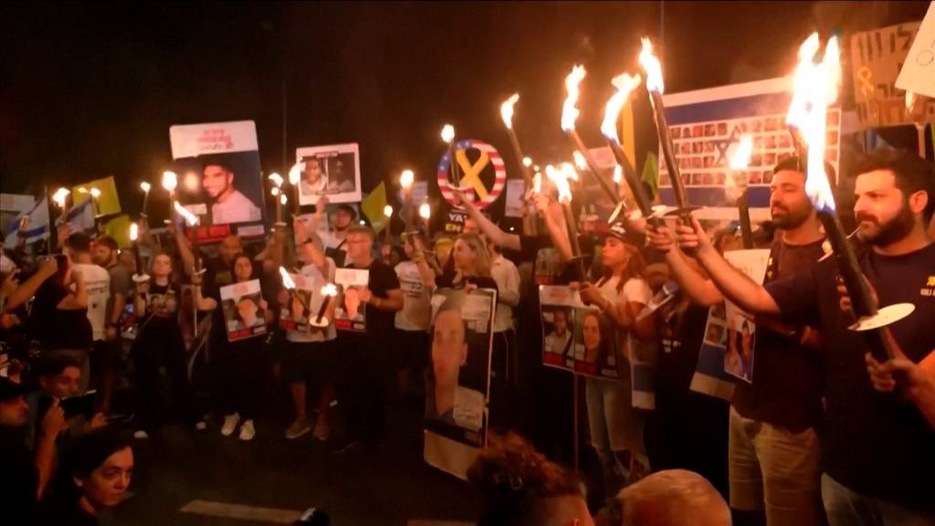 Tausende Menschen protestieren in Israel gegen Ausweitung der Kämpfe in Gaza