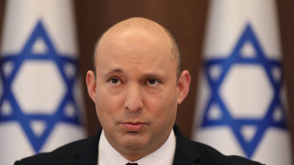 Israels Ministerpräsident Naftali Bennett nimmt an einer Kabinettssitzung teil. Bennett hat dem Iran und der libanesischen Schiitenmiliz Hisbollah vorgeworfen, die Libanesen in eine «Front gegen Israel verwickeln» zu wollen. «Israel akzeptiert keinen Beschuss seines Territoriums», so Bennett. Foto: Abir Sultan/Pool European Pressphoto Agency/AP/dpa