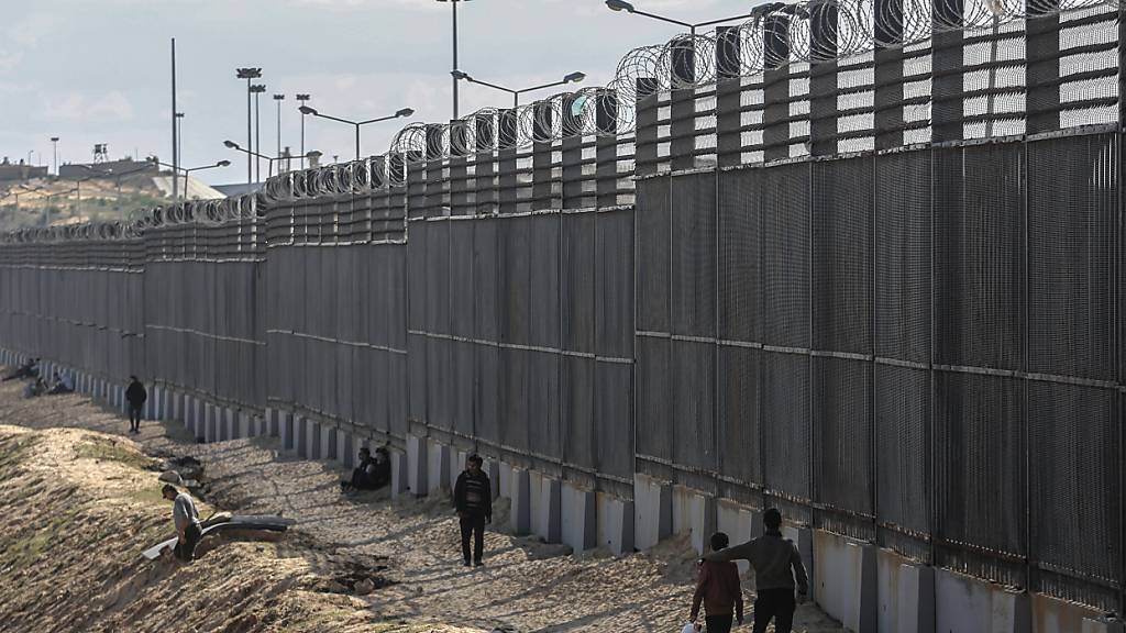 ARCHIV - Palästinenser stehen nahe der Grenze zwischen dem Gazastreifen und Ägypten.  Bei einem Schusswechsel zwischen israelischen und ägyptischen Truppen nahe der Grenze zum Gazastreifen ist ein ägyptischer Soldat getötet worden. Foto: Mohammed Talatene/dpa