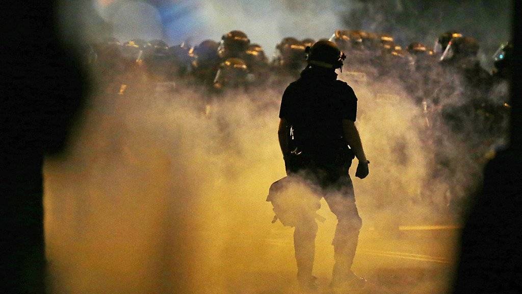 Die Polizei setzte in Charlotte Tränengas ein, um die demonstrierende Menge aufzulösen. Die Umstände von tödlichen Schüssen auf einen Demonstranten sind nicht geklärt. Die Polizei gab die Schüsse nach eigenen Angaben nicht ab.