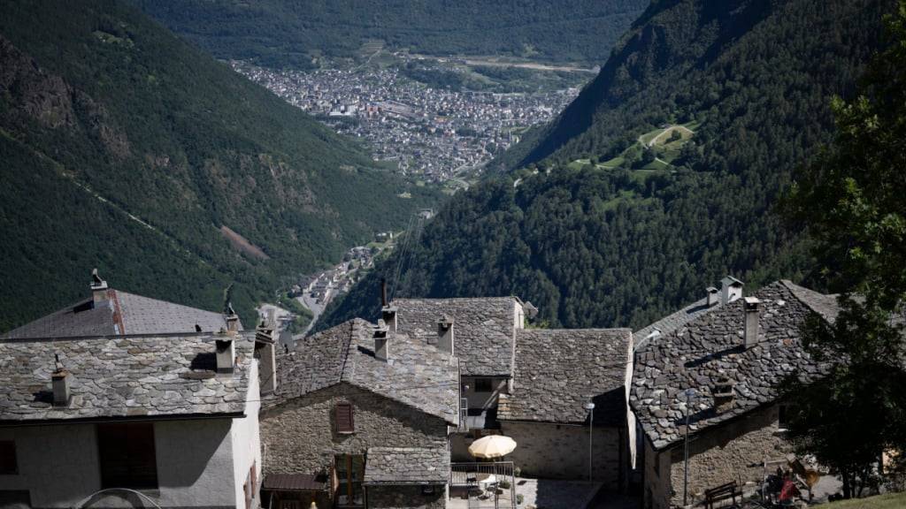 Blick auf Cavaione im Misox. Im Talgrund zu sehen ist das italienische Tirano. Das Dörfchen stiess als letztes zur Eidgenossenschaft.