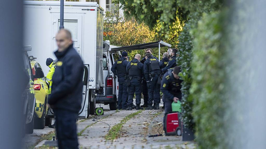 ARCHIV - Die Kopenhagener Polizei untersucht zwei Explosionen in der Nähe der israelischen Botschaft in Kopenhagen. Foto: Emil Nicolai Helms/Ritzau Scanpix Foto via AP/dpa