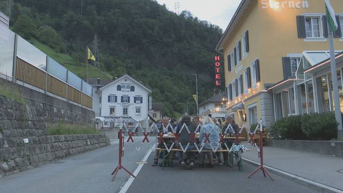 Strassenfest auf gesperrter Axenstrasse in Sisikon