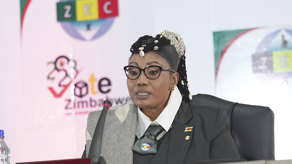 Priscilla Makanyara Chigumba, Vorsitzende der simbabwischen Wahlkommission, verkündet das Ergebnis der Präsidentschaftswahlen. In Simbabwe hat Amtsinhaber Mnangagwa die von Beobachtern als unzureichend frei und fair eingestufte Präsidentenwahl gewonnen. Foto: Tsvangirayi Mukwazhi/AP