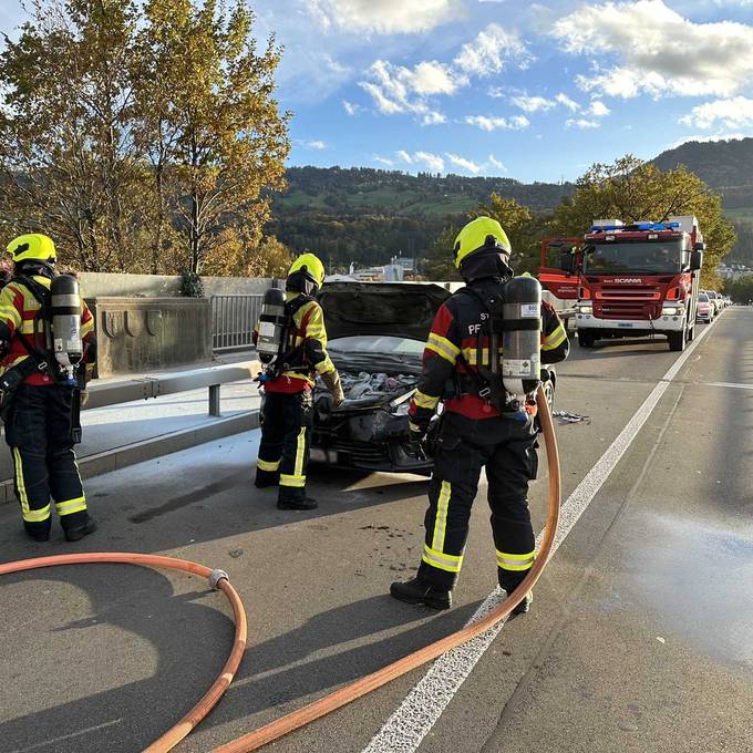 Auto gerät nach Auffahrunfall in Flammen