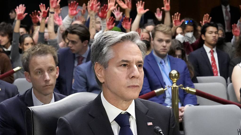 Antony Blinken (M), Außenminister der USA, hält inne, während seine Aussage vor dem Bewilligungsausschuss des Senats zur Hilfe für Israel und die Ukraine von den Rufen von Demonstranten im Publikum übertönt wird. Foto: J. Scott Applewhite/AP/dpa