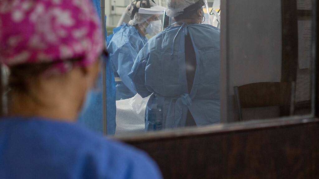 Krankenschwestern untersuchen einen Corona-Patienten auf der Intensivstation des San Martin Hospitals. Foto: Patricio Murphy/SOPA Images via ZUMA Wire/dpa