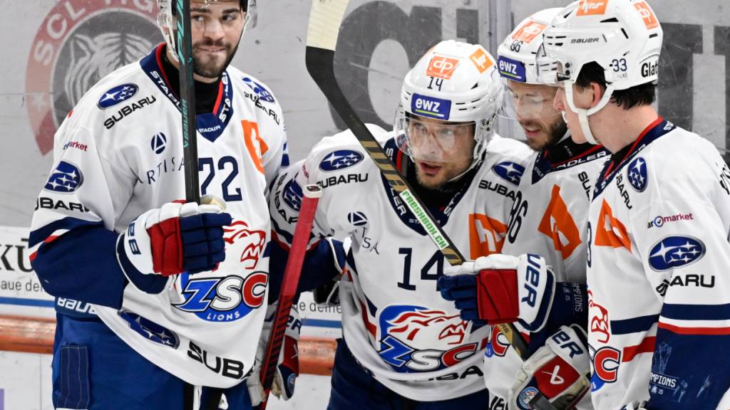 Chris Baltisberger (Zweiter von links) erzielte für die ZSC Lions in den ersten zwei Halbfinalspielen schon drei Tore