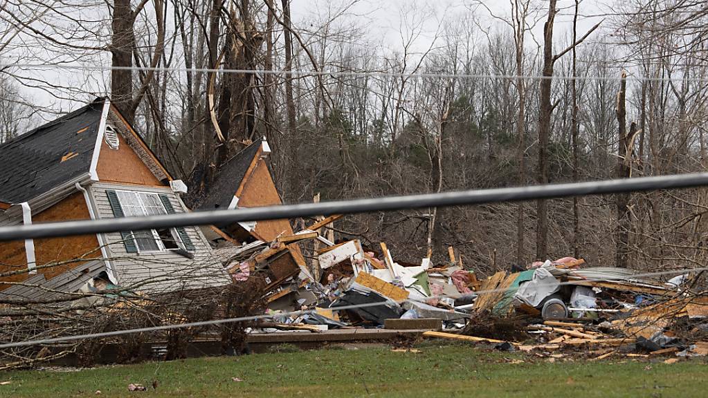 Blick auf ein Haus, nachdem es von einem Tornado zerstört wurde. Tornados haben in den USA eine Schneise der Verwüstung durch mehrere Bundesstaaten geschlagen und wohl zahlreiche Menschen das Leben gekostet. Foto: George Walker Iv/The Tennessean/AP/dpa