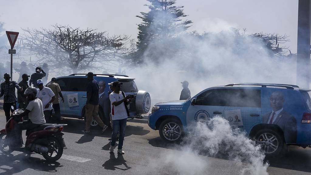 ARCHIV - Senegalesische Bereitschaftspolizisten werfen Tränengas auf Anhänger der Opposition. Foto: Stefan Kleinowitz/AP/dpa