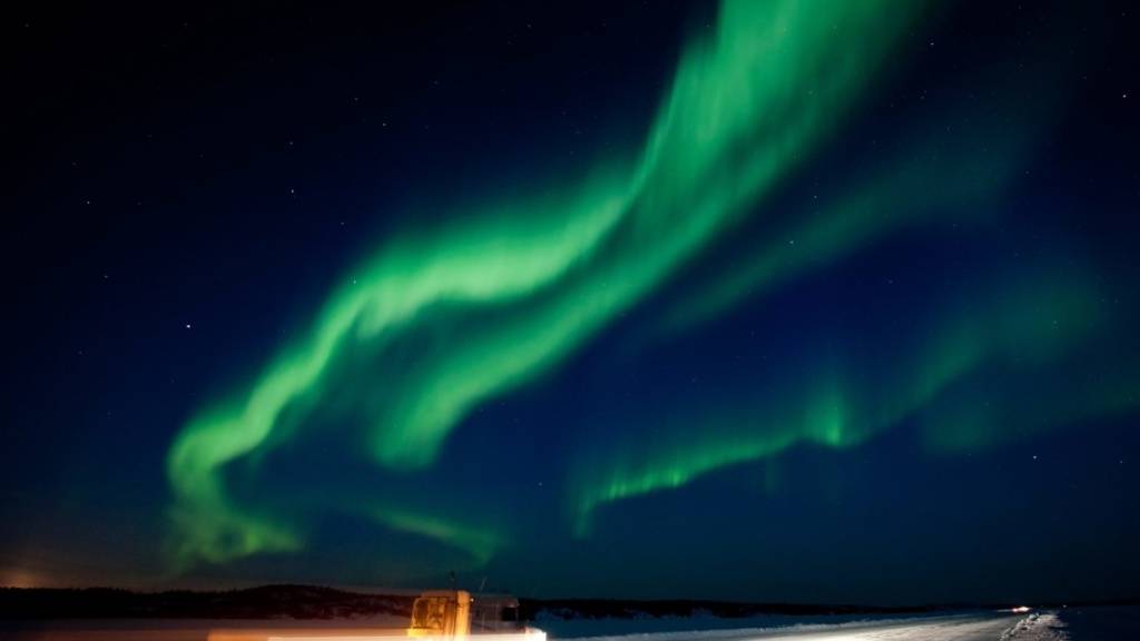 Die Aurora Borealis, welche ein Sonnensturm auslöst, mag wunderschön sein, aber die Situation ist es nicht. Minuten nach einem Ausbruch, werden auf der Erde elektronische Systeme gestört. Japanische Forscher haben nun ein Indiz entdeckt, das Ausbrüche fast einen Tag im Voraus ankündigt. (Archivbild)