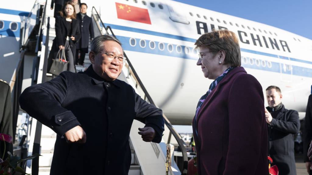 Bundespräsidentin Viola Amherd begrüsste in Zürich am Sonntag den chinesischen Ministerpräsidenten Li Qiang.