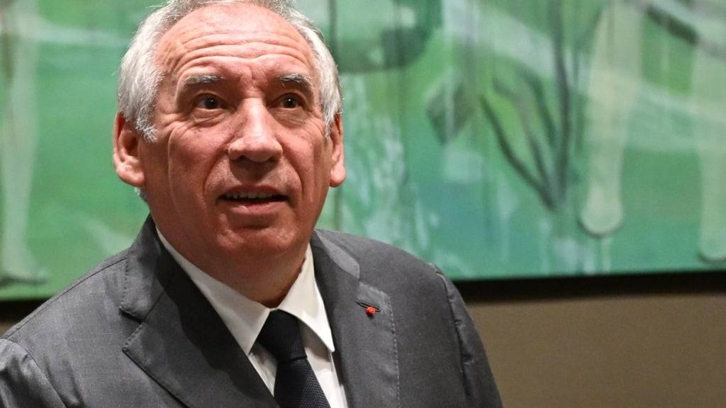 ARCHIV - Frankreichs Premier Francois Bayrou vor dem parlamentarischen Untersuchungsausschuss über die Modalitäten der staatlichen Kontrolle von Gewalt in Bildungseinrichtungen. Frankreichs Minderheitsregierung muss sich am Dienstag einem Misstrauensvotum in der Nationalversammlung stellen. Foto: Julien Mattia/Le Pictorium via ZUMA Press/dpa/archiv