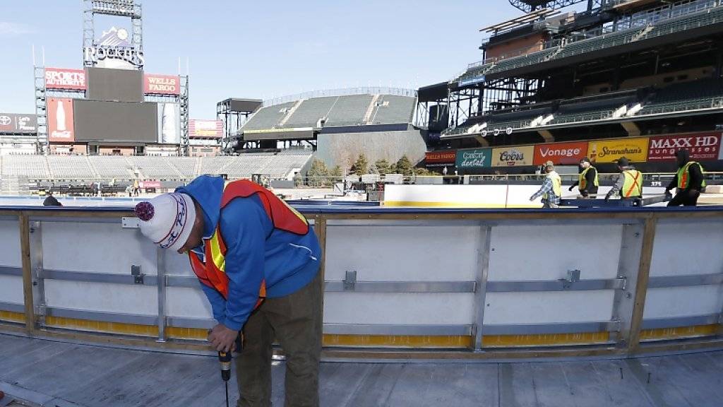 Eishockeyspiele unter freiem Himmel (hier Vorbereitungen auf ein Outdoor-Spiel am Samstag in Denver, Colorado) stehen weltweit hoch im Kurs