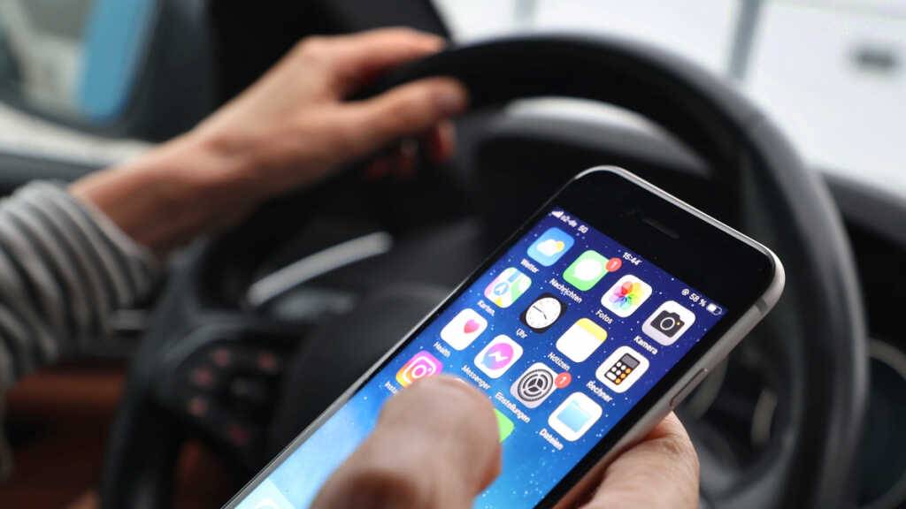 St. Galler Polizei verhängt weniger Bussen für Handy am Steuer