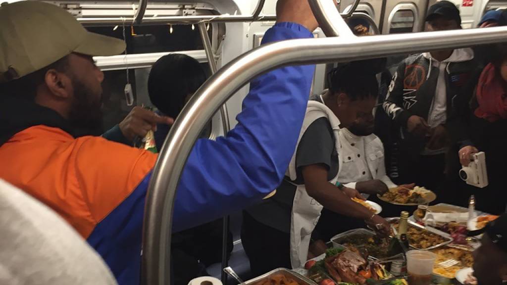 Ein US-Komiker organisierte mit seinen Freunden ein Thanksgiving-Dinner in der New Yorker U-Bahn.