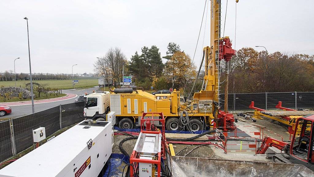 In der Genfer Gemeinde Satigny hat am Donnerstag die Probebohrung für ein Geothermie-Projekt in 650 Meter Tiefe begonnen.