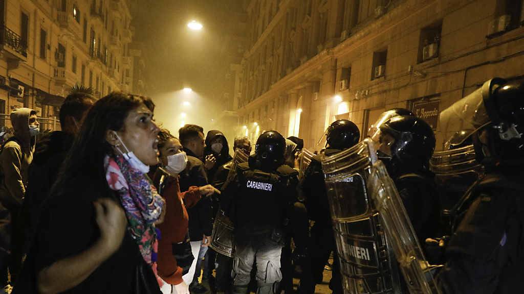 Demonstranten treffen in der Nacht in Neapel auf Polizeikräfte. Foto: Fabio Sasso/ZUMA Wire/dpa