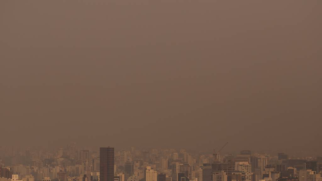 Rauchwolken ziehen über Sao Paulo, als das Pantanal, das weltgrößte Feuchtgebiet, in Flammen steht. Das Feuer soll in diesem Jahr bereits zehn Prozent des Pantanals zerstört haben. Foto: Andre Lucas/dpa