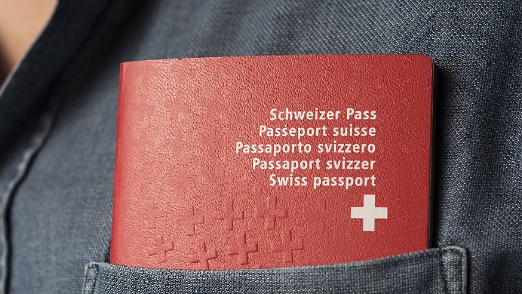 Mit dem Schweizer Pass in der Tasche verdienen Ausländer im Schnitt 5000 Franken pro Jahr mehr. (Symbolbild)
