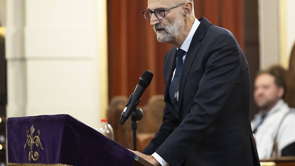 Ralph Lewin, Präsident des Schweizerischen Israelitischen Gemeindebunds (SIG), sprach während einer Gedenkveranstaltung für die Opfer der Terrorangriffe der Hamas auf Israel. Der SIG registriert mehr antisemitische Vorfälle in der Schweiz. (Archivbild)