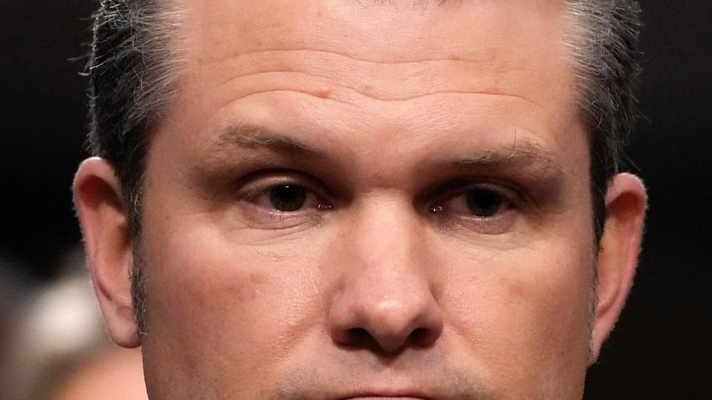 ARCHIV - Pete Hegseth, der von dem designierten US-Präsidenten Trump zum Verteidigungsminister gewählt wurde, erscheint vor dem Streitkräfteausschuss des Senats zu seiner Bestätigungsanhörung im Kapitol. Foto: Alex Brandon/AP/dpa