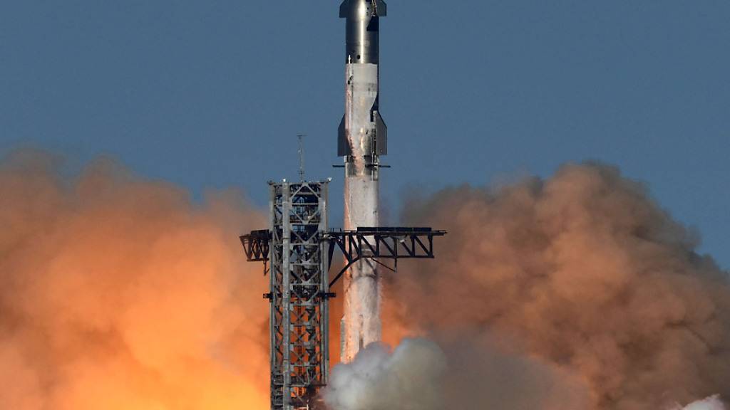 SpaceX's Mega-Rakete «Starship» hebt zu einem Testflug von der Starbase in Boca Chica, Texas, ab. Foto: Eric Gay/AP/dpa