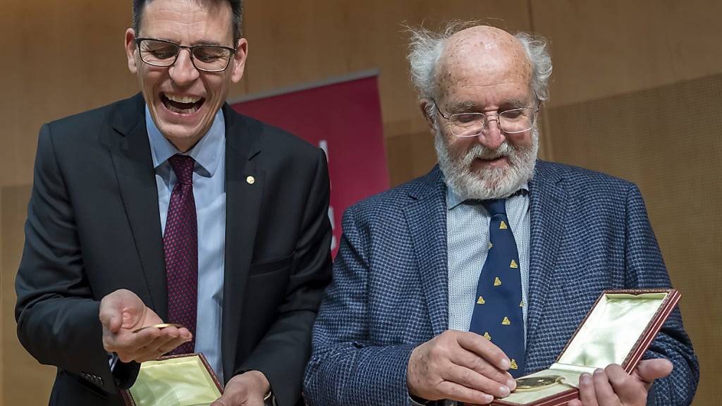 Die Schweizer Nobelpreisträger Didier Queloz (links) und Michel Mayor, nachdem sie ihre Medallien erhalten hatten. (Archivbild)