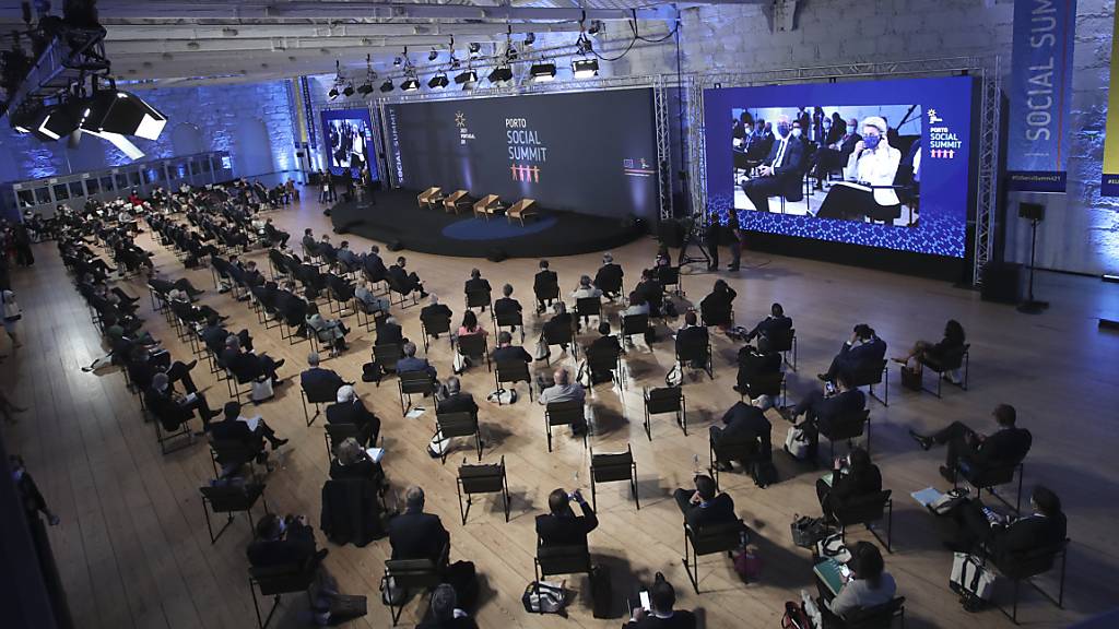 Regierungsmitglieder sitzen im Alfandega do Porto Congress Center bei der Eröffnungszeremonie des EU-Sozialgipfels.