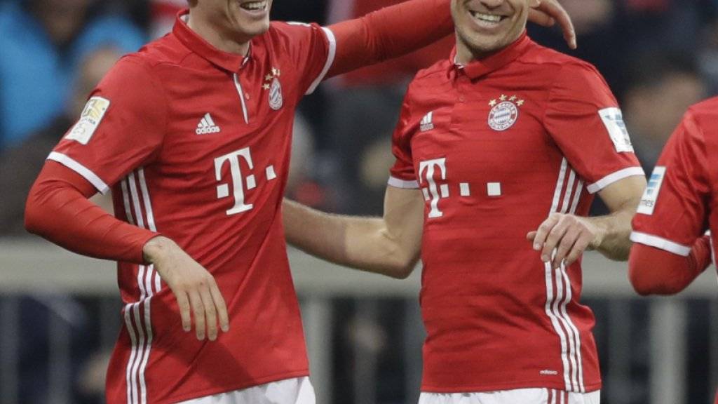 Bayerns Torschützen Robert Lewandowski (links) und Arjen Robben feiern die Rückkehr an die Bundesliga-Spitze