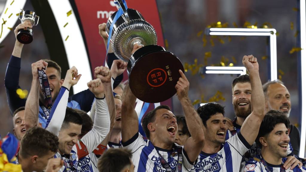 Die Spieler von Real Sociedad feiern den Cupsieg