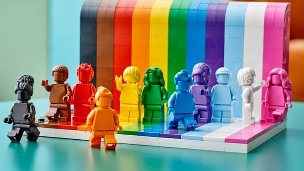 In Regenbogenfarben: Lego bringt LGBTQ-Set heraus