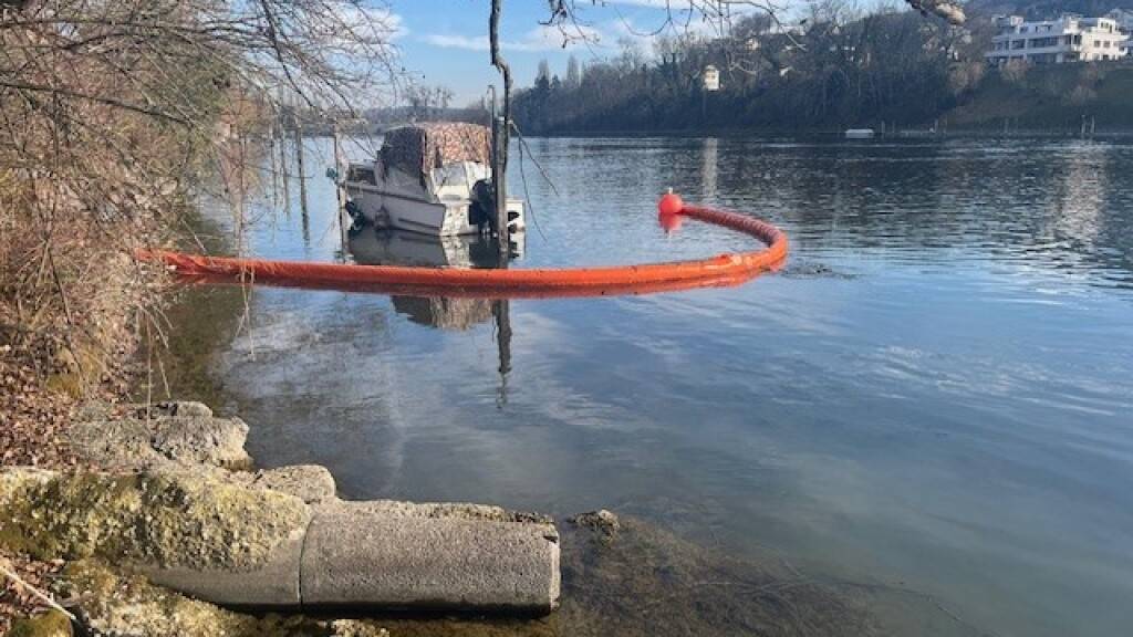 Ein Traktor auf einem Bauernhof in Büsingen (D) verlor Dieselöl, welches anschliessend in den Rhein floss.