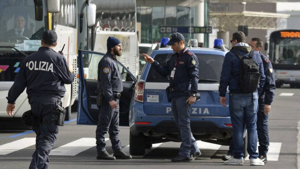 Italienische Polizisten im Einsatz vor einem Flughafen: Nach Ausschreitungen in einem Flüchtlingslager bei Venedig konnte die Polizei verbarrikadierte Angestellte erst nach mehreren Stunden befreien. (Symbolbild)