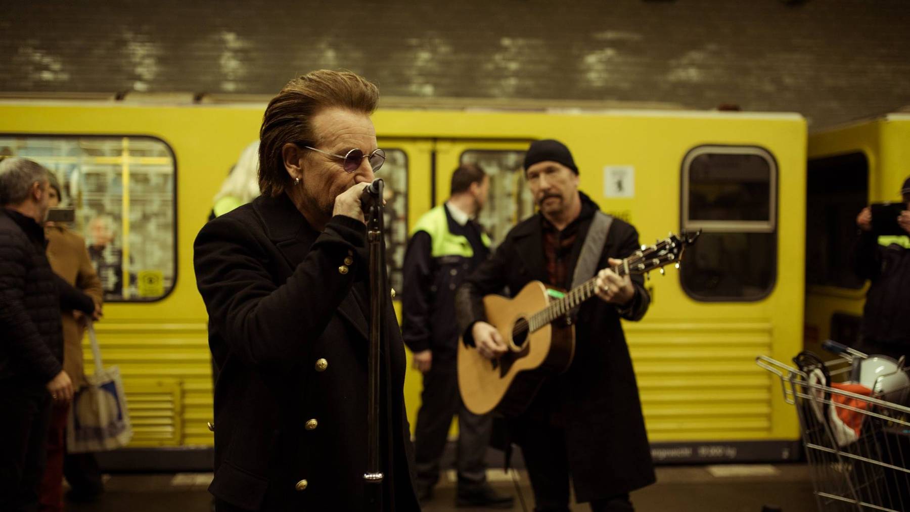U2 fährt in Berlin mit der U-Bahnlinie U2 und gibt ein Mini-Konzert.
