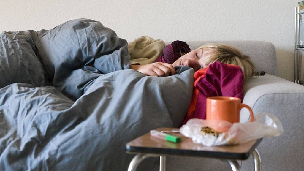 Die Grippewelle nimmt langsam ab und zwingt weniger Menschen ins Bett. (Symbolbild)