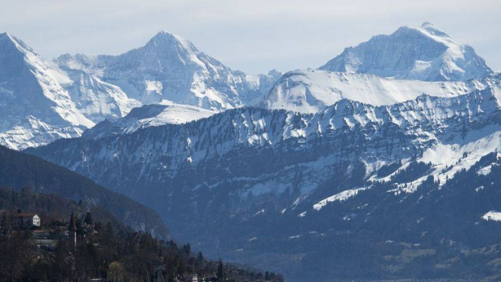 Der Triathlon-Wettkampf Ironman Switzerland wird künftig vor der Kulisse von Eiger, Mönch und Jungfrau in Thun ausgetragen.