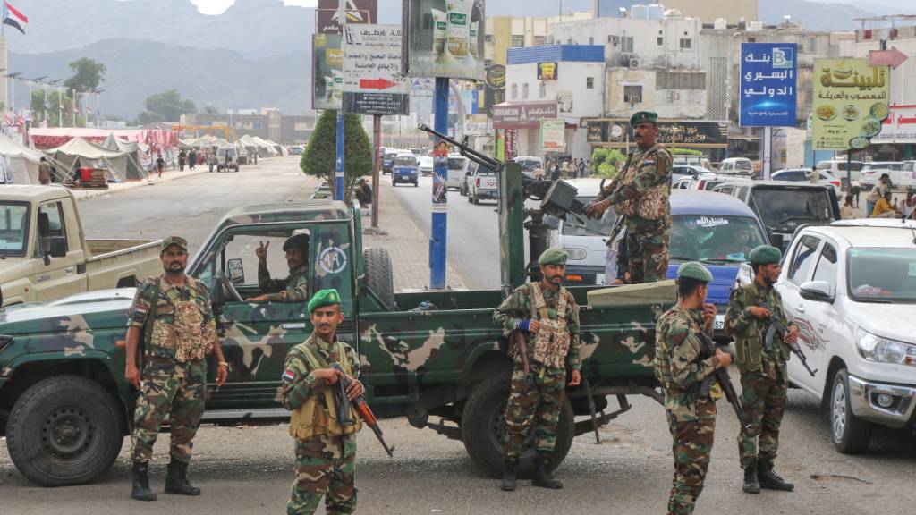 Südjemenitische Soldaten des Südlichen Übergangsrats (STC) stehen an einem Kontrollpunkt in Aden. Foto: -/AP/dpa