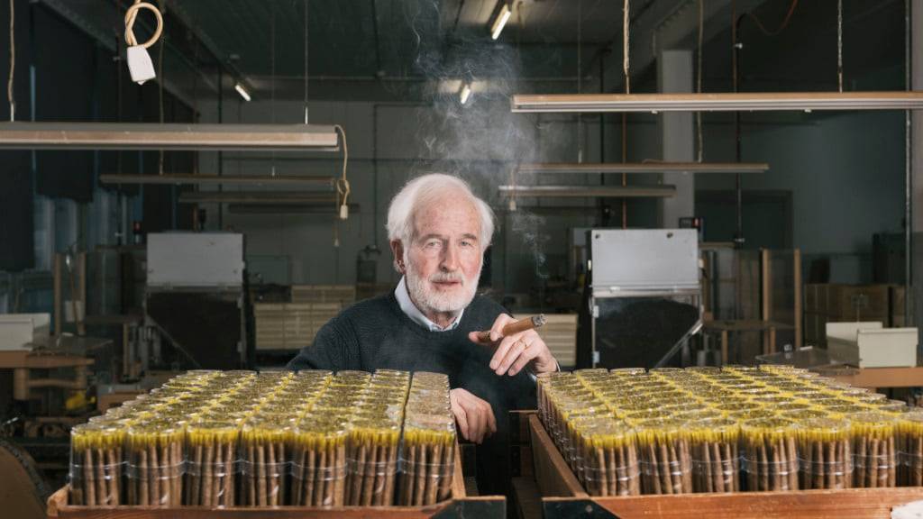 Heinrich Villiger, eine Zigarre rauchend, 2015 in einer Werkhalle seines Unternehmens. (Archivbild)