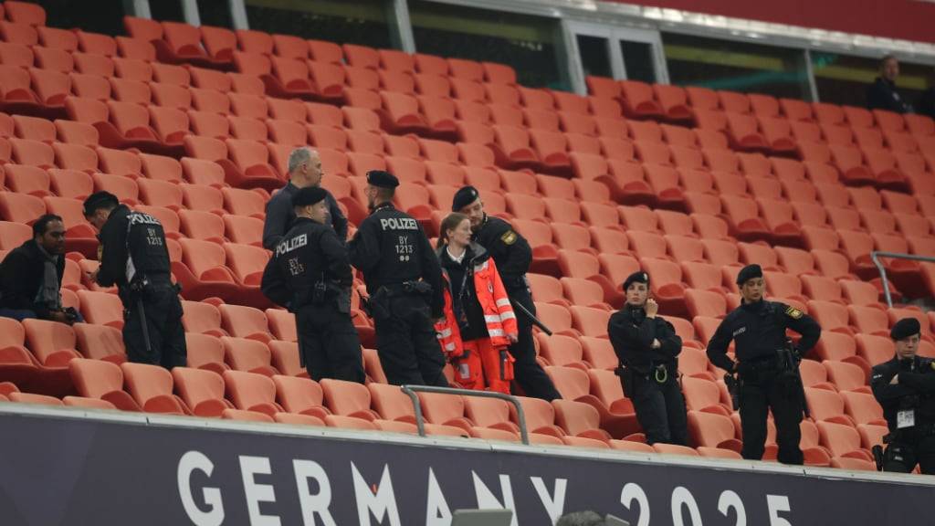 Während des Endspiels in der Nations League hat es im Fussball-Stadion von München einen schweren Zwischenfall gegeben. Augenzeugen berichteten, dass eine Person vom zweiten Rang in den Bereich der Pressetribüne gefallen sein soll.