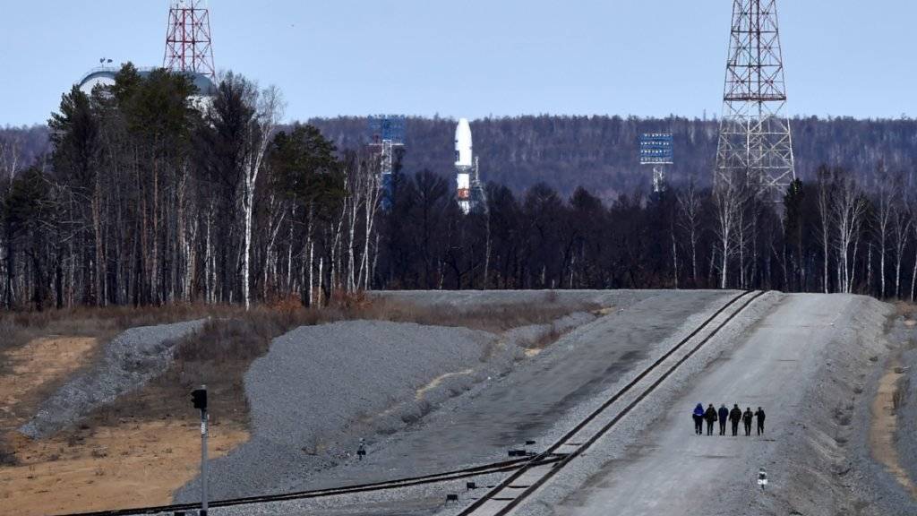 Die Sojus-2.1a-Rakete bleibt noch etwas länger als geplant auf dem Weltraumbahnhof Wostotschny: Der Start wurde aus technischen Gründen verschoben.