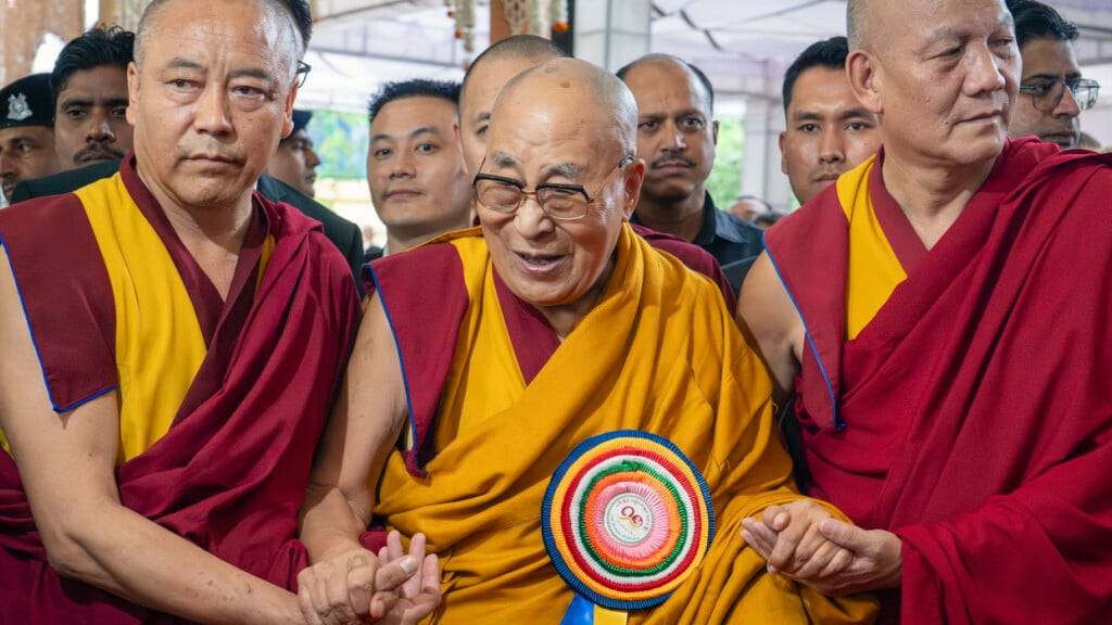 Das geistige Oberhaupt Tibets, der Dalai Lama (M) kommt zu den Feierlichkeiten zu seinem 90. Geburtstag. Foto: Ashwini Bhatia/AP/dpa