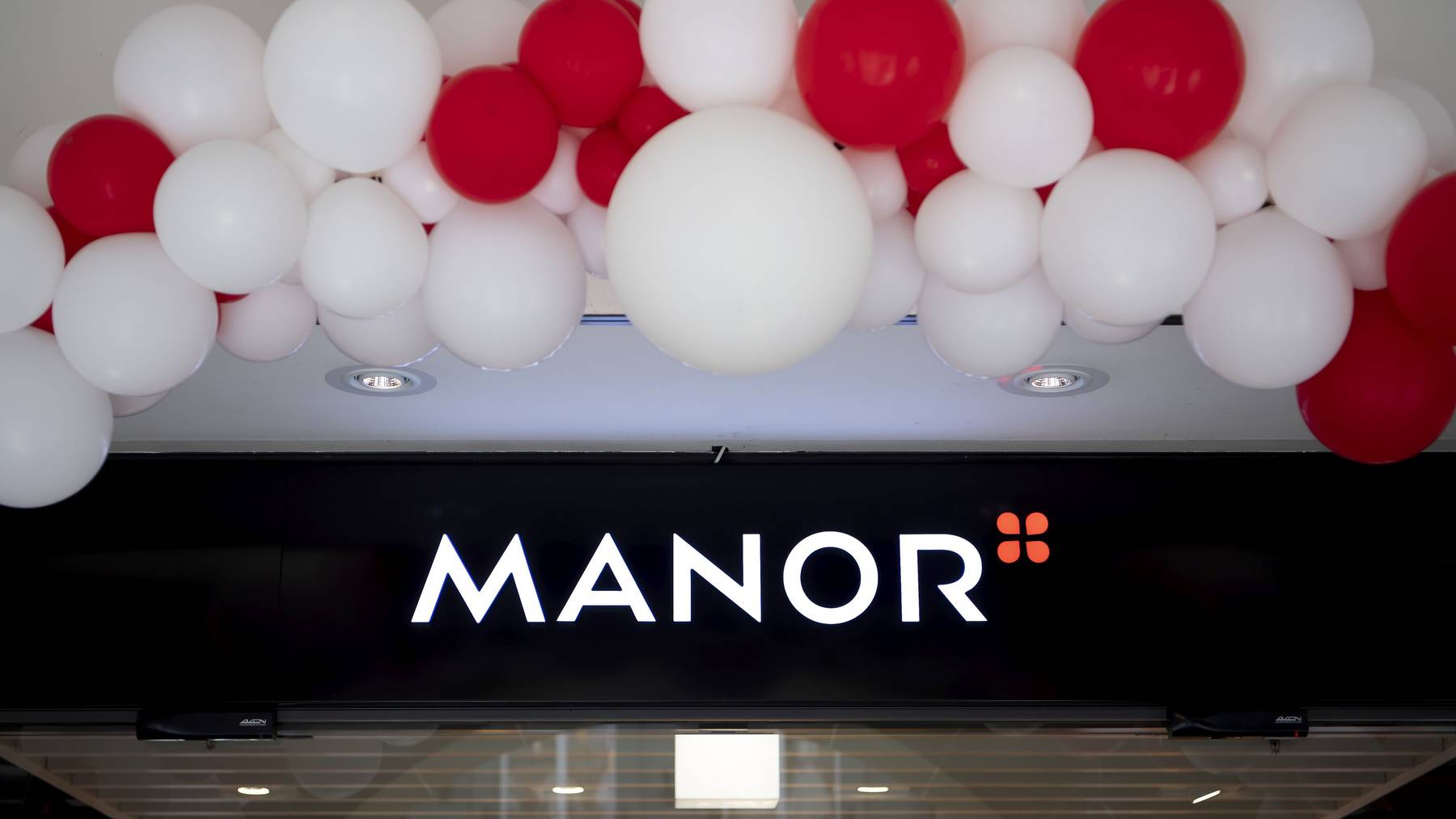 Schliesst ein Warenhaus und will zwei von 31 Supermärkte verkaufen: Manor.